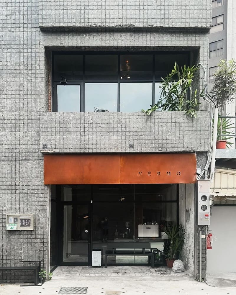 「荒 Yerm」桃園隱身巷弄中廢墟咖啡廳!斑駁磚牆、工業風植栽擺設、真心值得到訪!