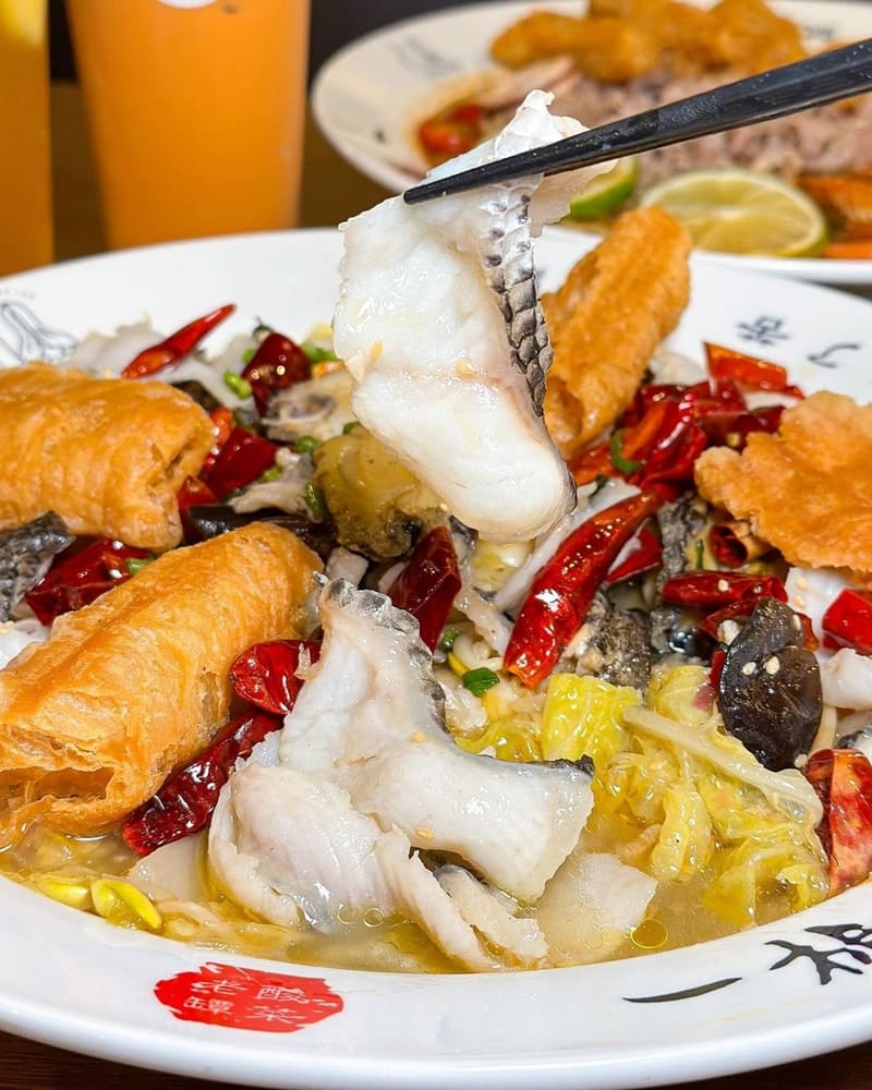「一椒一魚老罈酸菜魚」高雄三民河堤美食！鬥陣呷酸菜魚、豐富菜色、環境寬敞舒適！