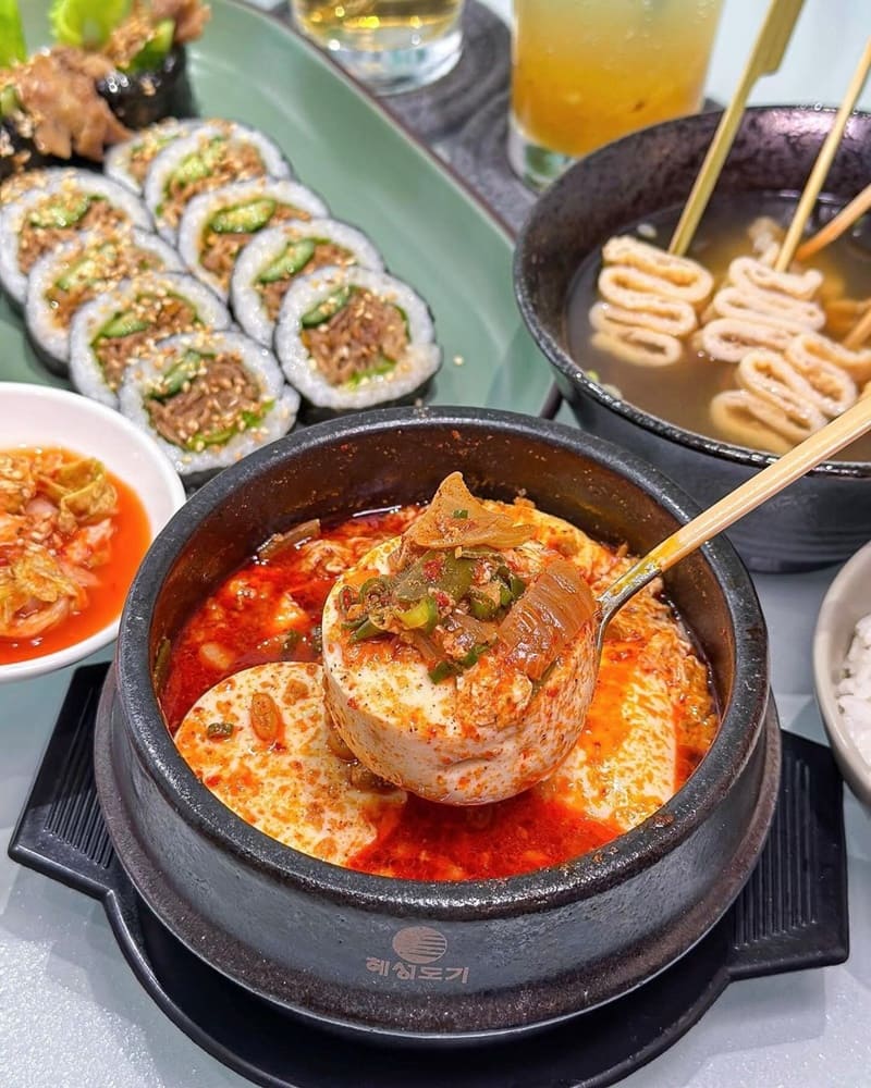「好吃的飯捲舖」高雄隱藏信義國小巷弄內韓式料理！韓式飯捲、清新網美風！