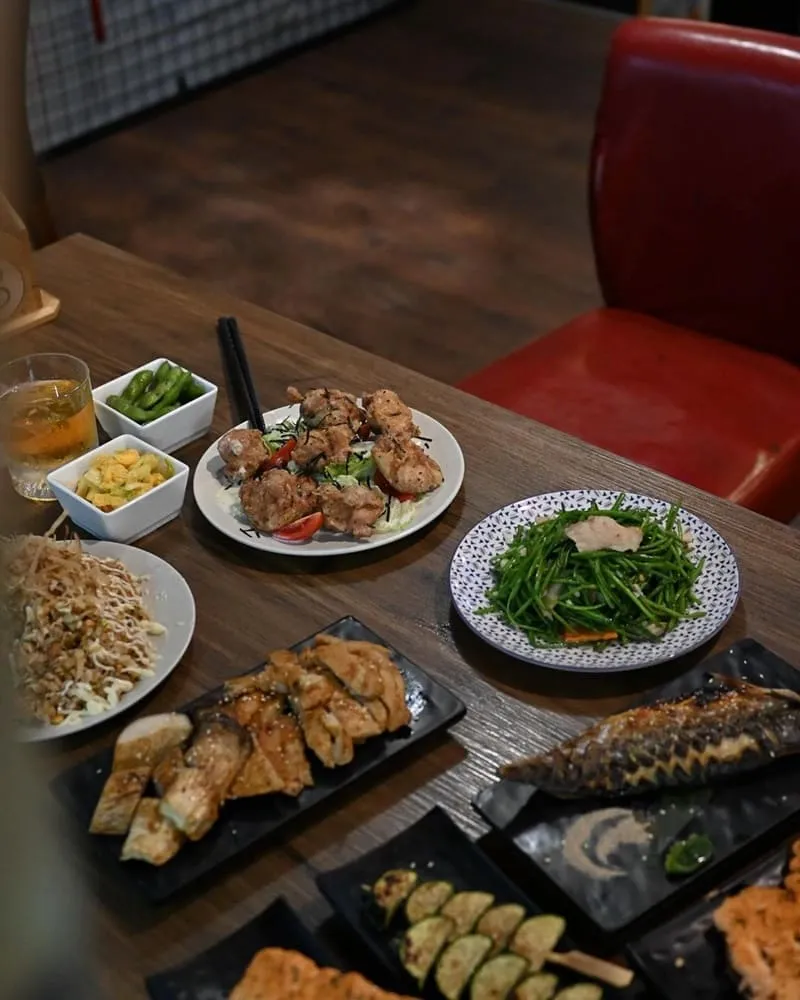 「赤野居酒屋」板橋江戶風居酒屋!平價推薦串燒美食、90分鐘喝到飽酒水體驗!"