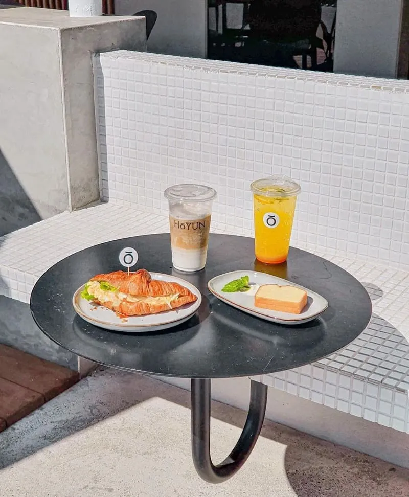 「良運Hoyun Cafe」高雄逍遙園旁新穎咖啡廳!簡約質感、芒果氣泡飲清新解渴、蛋沙拉可頌香酥順口!