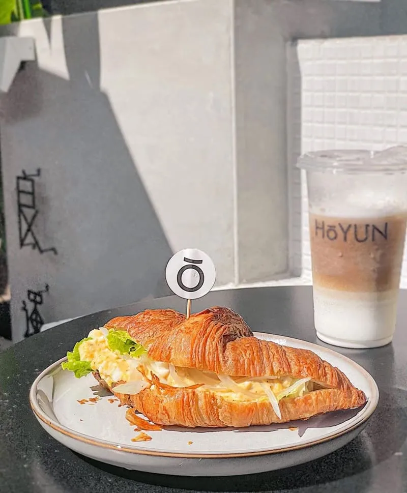 「良運Hoyun Cafe」高雄逍遙園旁新穎咖啡廳!簡約質感、芒果氣泡飲清新解渴、蛋沙拉可頌香酥順口!