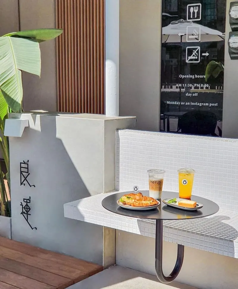 「良運Hoyun Cafe」高雄逍遙園旁新穎咖啡廳!簡約質感、芒果氣泡飲清新解渴、蛋沙拉可頌香酥順口!