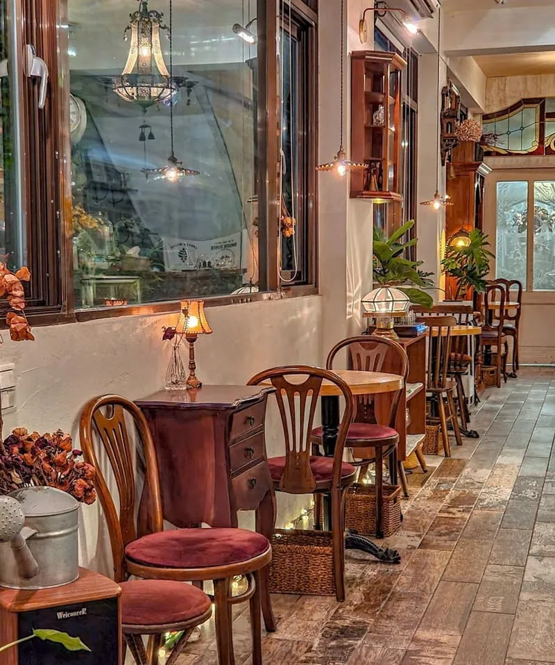 「The Fifth Taste」台南歐風咖啡廳！復古彩繪窗景格調盎然、隱藏甜點咖啡、充滿溫馨氛圍！