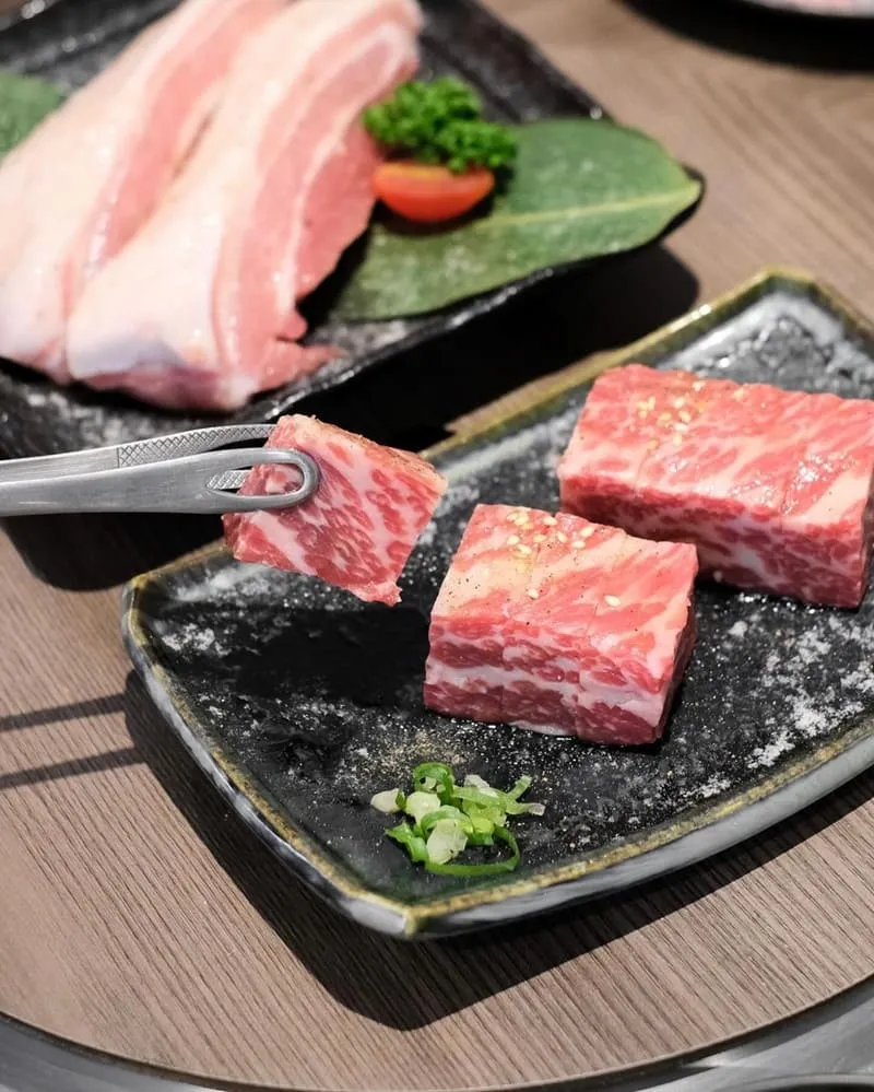 「胡同裏燒肉」新北新店日式燒肉、女王套餐母親節聚會饗宴、寵物友善餐廳、萱Ⓝⓘ推薦!
