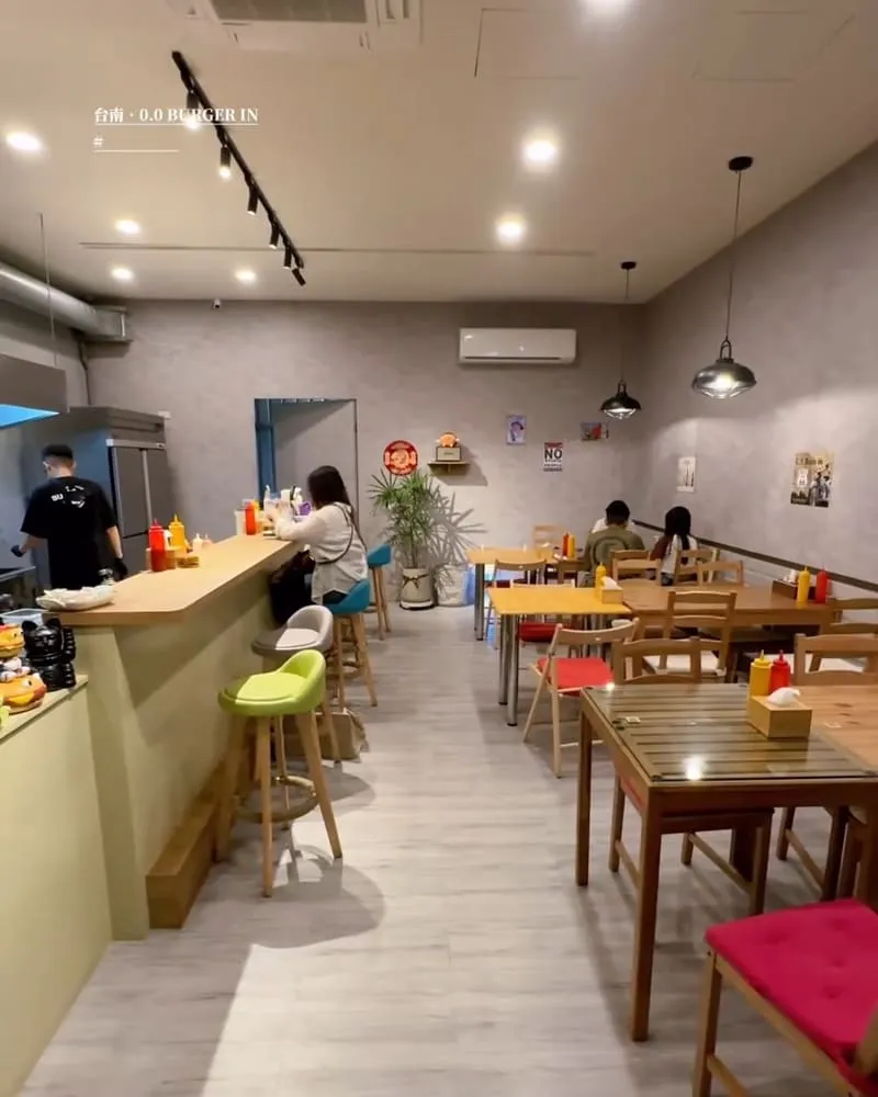 「0.0 BURGER IN」台南中西區可愛風格漢堡店、不定期推出新口味、環境簡潔舒適！
