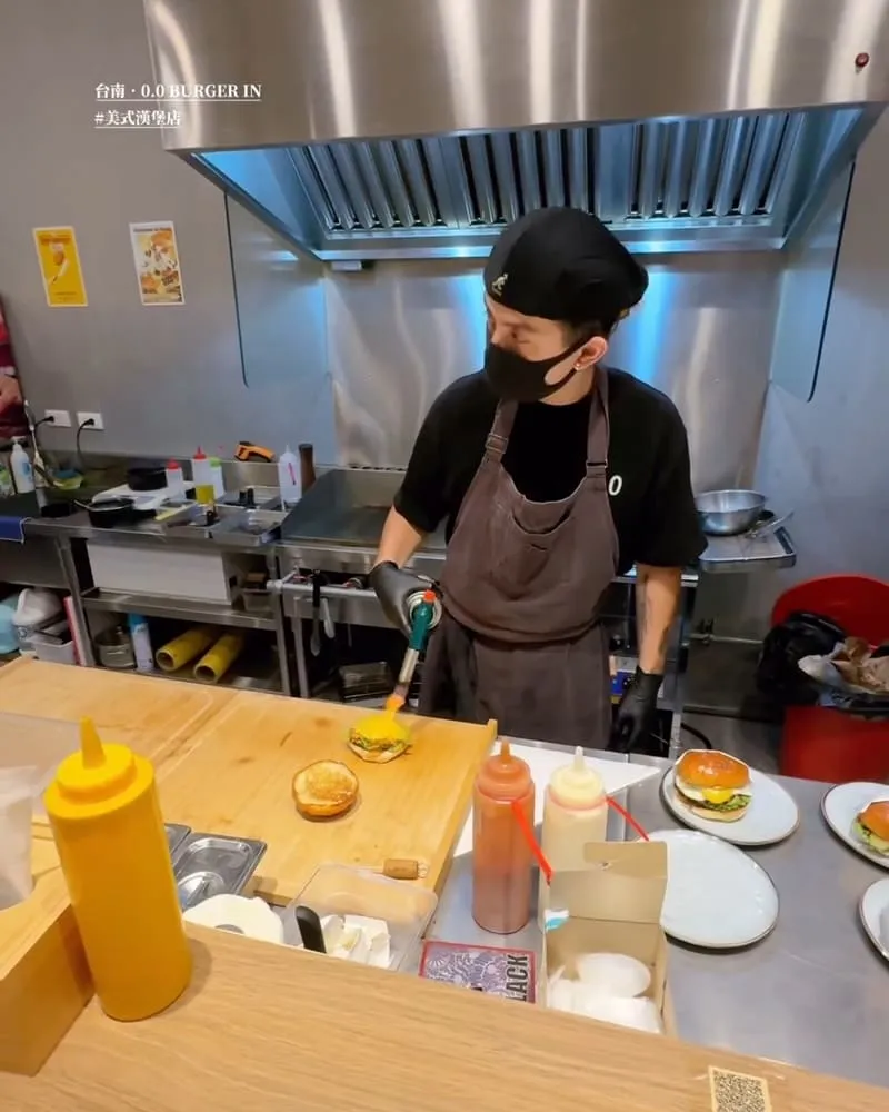 「0.0 BURGER IN」台南中西區可愛風格漢堡店、不定期推出新口味、環境簡潔舒適！