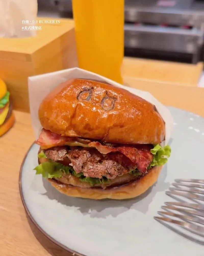 「0.0 BURGER IN」台南中西區可愛風格漢堡店、不定期推出新口味、環境簡潔舒適！