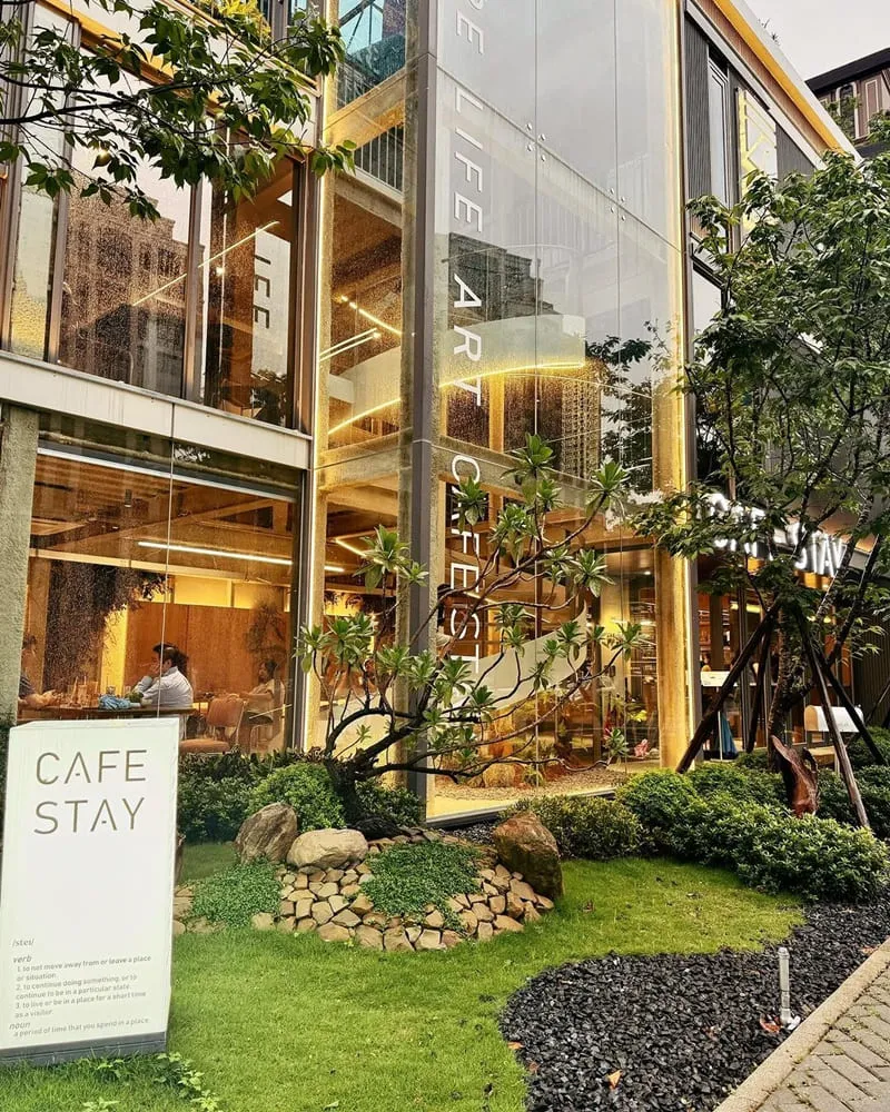 「CAFE STAY」桃園夢幻新開幕咖啡廳、3層旋轉樓梯玻璃外觀、雨天氛圍獨特！

