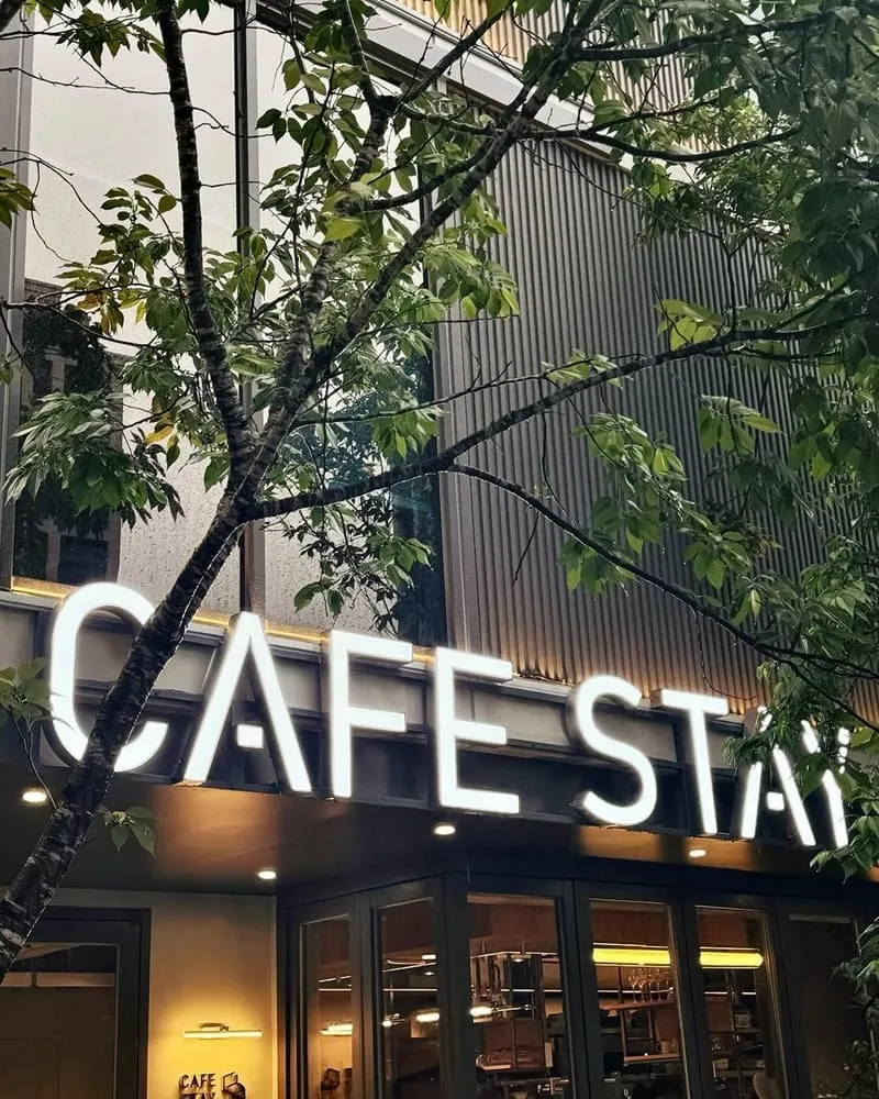 「CAFE STAY」桃園夢幻新開幕咖啡廳、3層旋轉樓梯玻璃外觀、雨天氛圍獨特！
