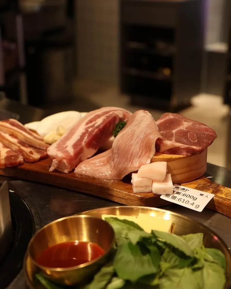 「金咕친구 韓式原塊烤肉」台北王品韓式燒肉店！全程代烤韓式厚切肉、提供多款口味選擇與免費續菜！