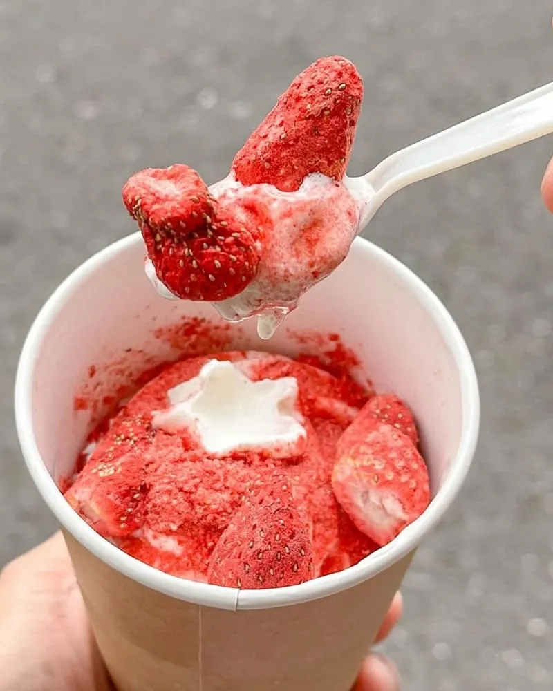 義美食品「凍乾草莓霜淇淋」限時優惠買一送一！酸甜美味、一杯只要33元超級划算！