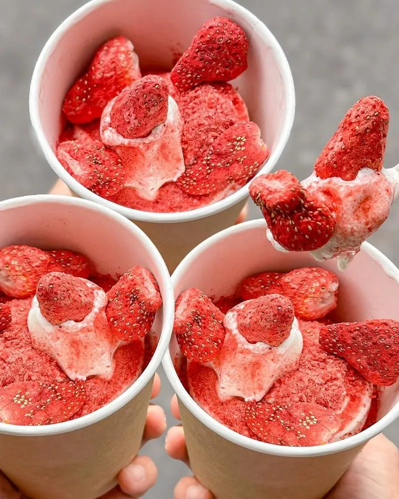 義美食品「凍乾草莓霜淇淋」限時優惠買一送一！酸甜美味、一杯只要33元超級划算！