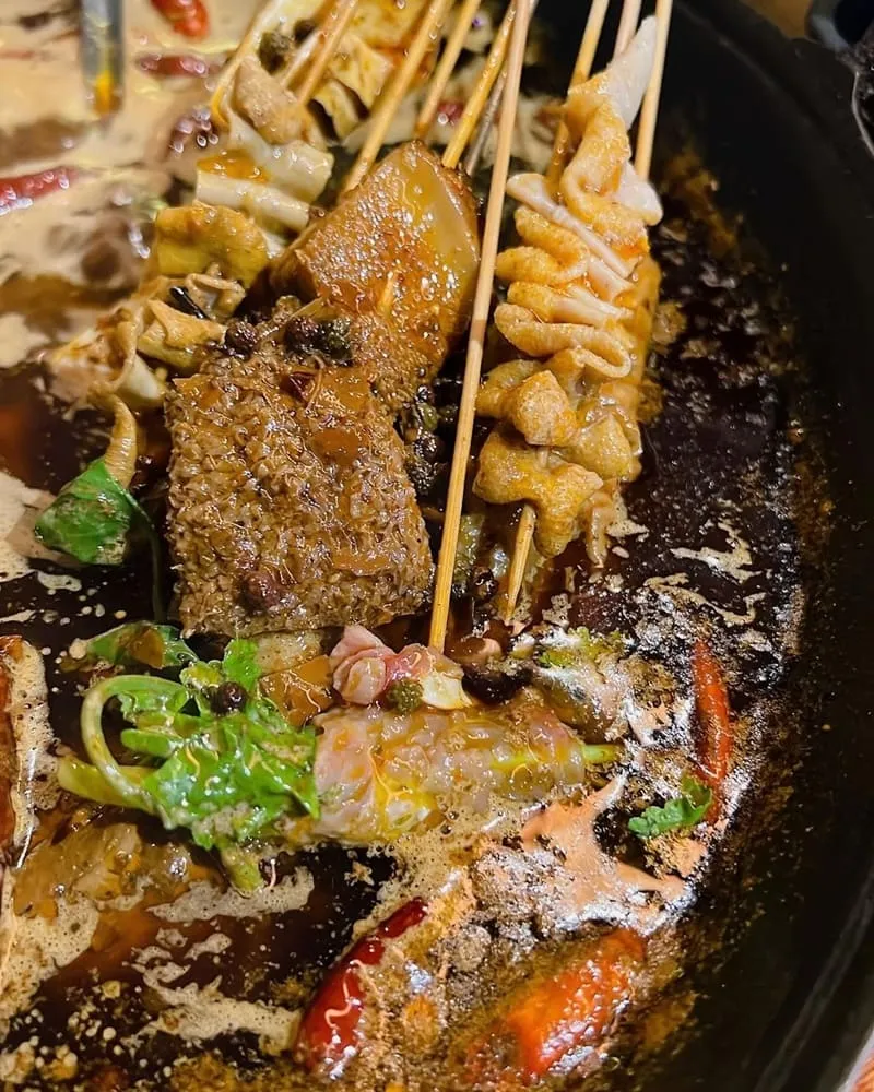 「辣二爺麻辣涮串」台北大安正宗四川麻辣串串火鍋!每串15元、超豐富原汁原味!