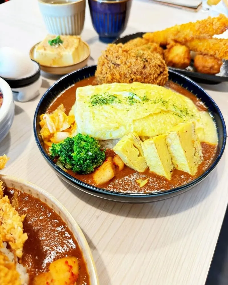 「喜歡咖哩」新莊最強日式咖哩飯！日式復古特色美味、旋轉蛋包、起司爆漿玉子燒！
