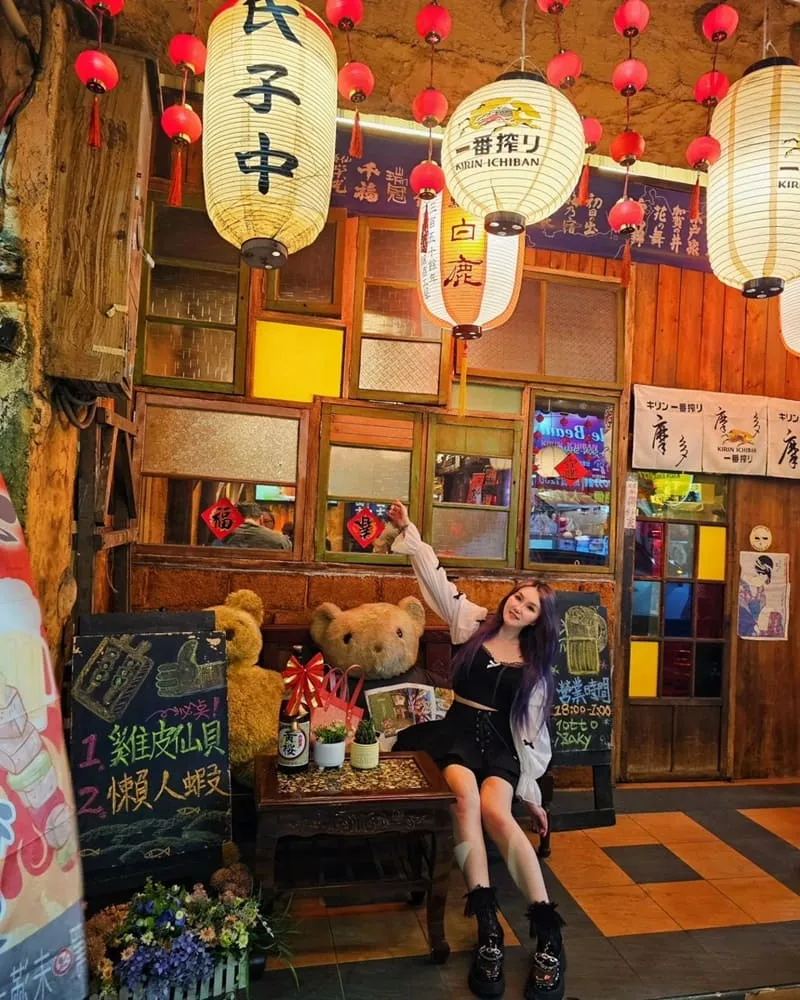 「摩多居酒屋」新莊廟街美食燒烤酒場！懷舊日式風情、平價美味、官將首彩繪牆！