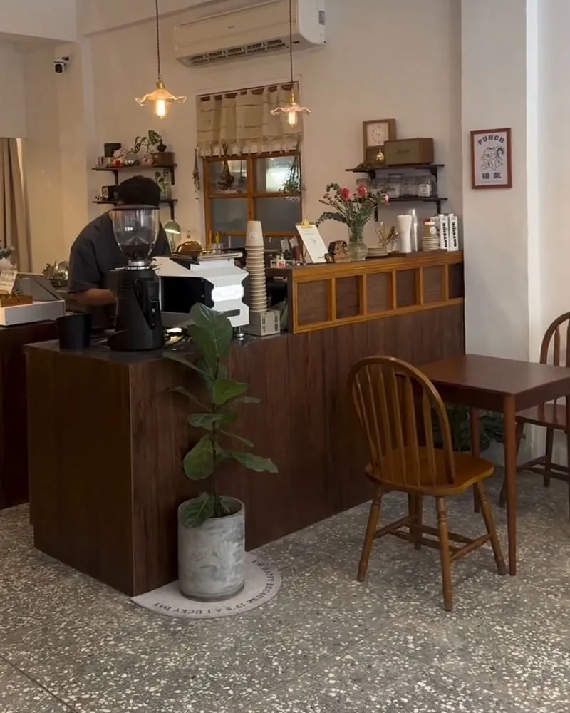 「碰氣嘎嗶」宜蘭東港木質調咖啡廳！隱藏巷弄內老宅、鬆餅界天花板、綿密焦糖布丁！