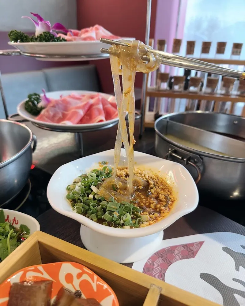 「紅九九個人麻辣鴛鴦鍋」台北松山區美食！鮮美肉品、精緻料理、兼具寬敞環境、是火鍋愛好者最佳選擇！
