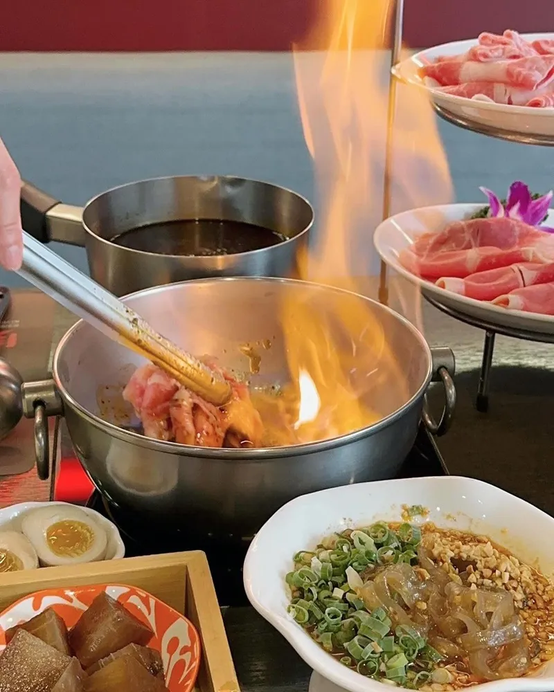 「紅九九個人麻辣鴛鴦鍋」台北松山區美食！鮮美肉品、精緻料理、兼具寬敞環境、是火鍋愛好者最佳選擇！