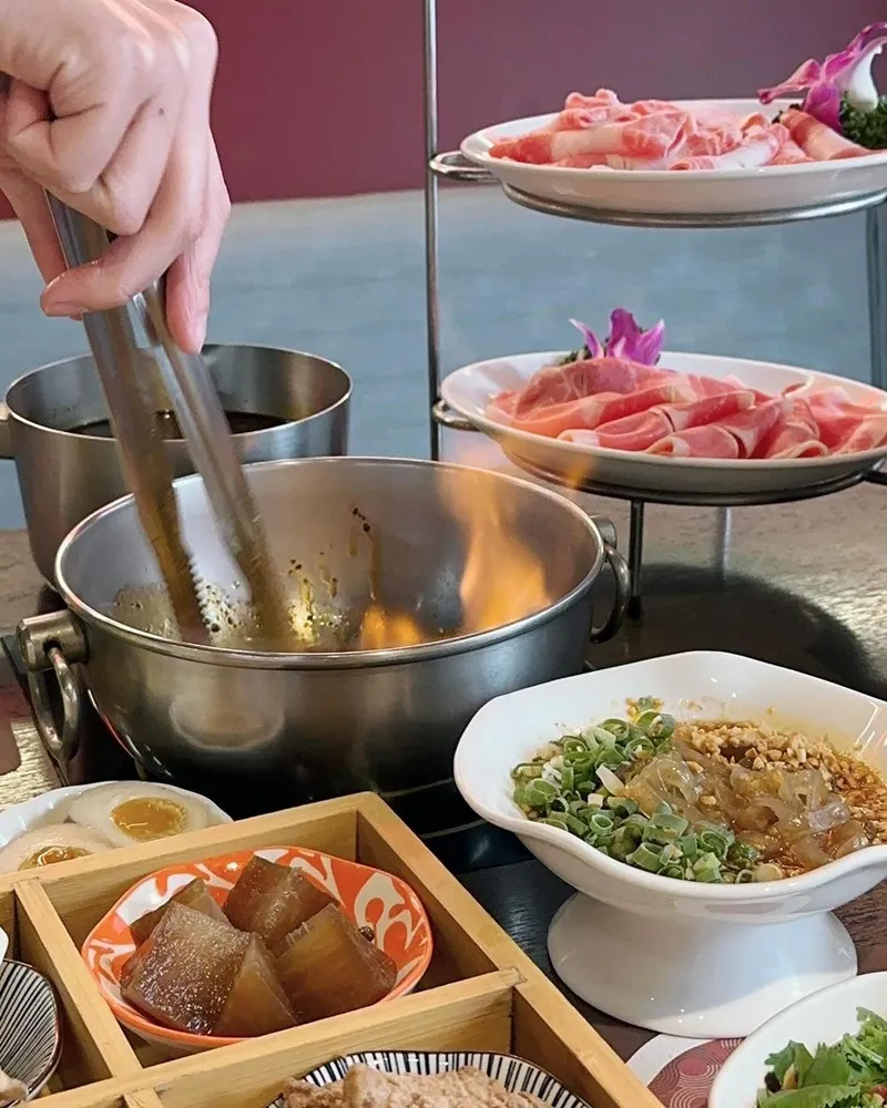 「紅九九個人麻辣鴛鴦鍋」台北松山區美食！鮮美肉品、精緻料理、兼具寬敞環境、是火鍋愛好者最佳選擇！