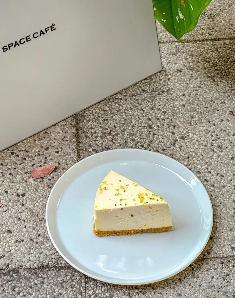 「#SPACE CAFE」高雄白色簡約咖啡廳!極致咖啡奢華空間與美味、一窺品牌限量90周年咖啡機之美!