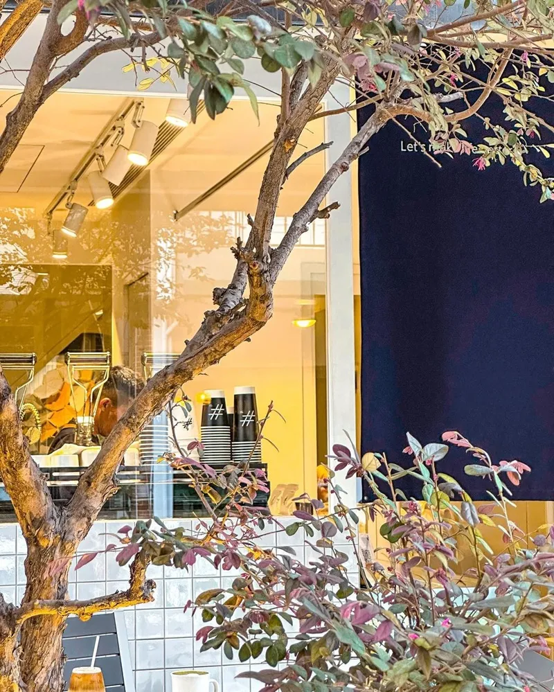 「#SPACE CAFE」高雄白色簡約咖啡廳!極致咖啡奢華空間與美味、一窺品牌限量90周年咖啡機之美!