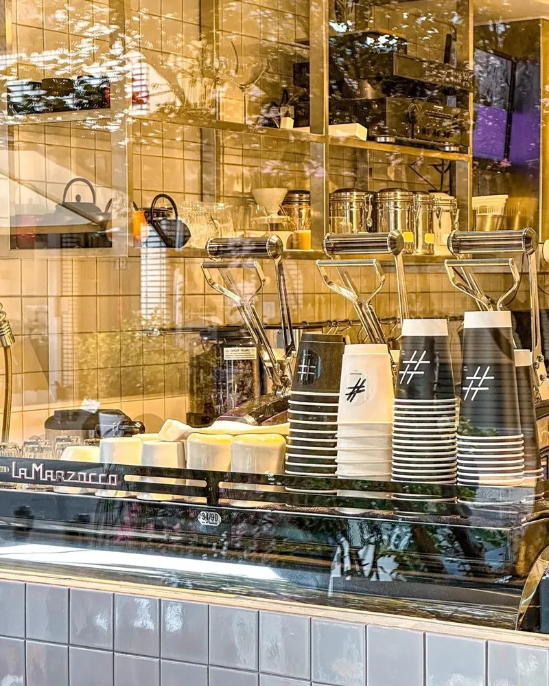 「#SPACE CAFE」高雄白色簡約咖啡廳！極致咖啡奢華空間與美味、一窺品牌限量90周年咖啡機之美！