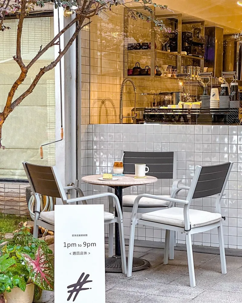 「#SPACE CAFE」高雄白色簡約咖啡廳！極致咖啡奢華空間與美味、一窺品牌限量90周年咖啡機之美！