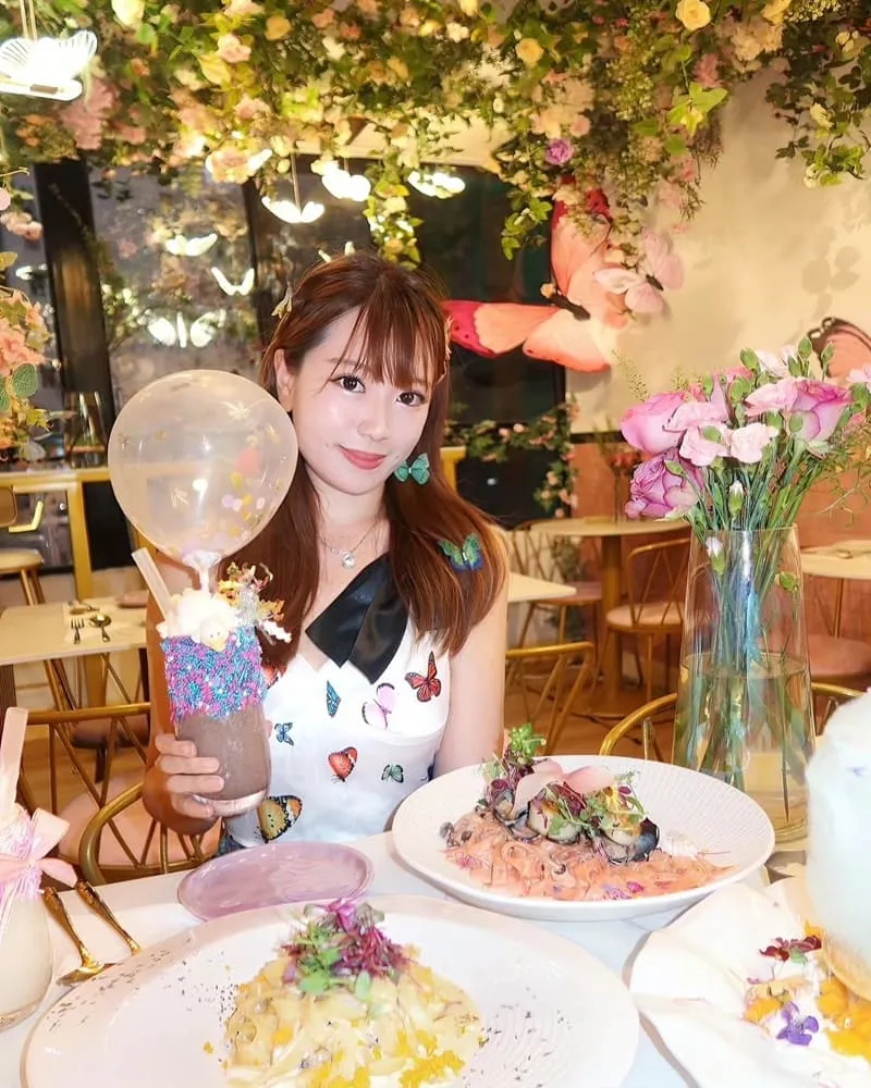 「Wanderlust」香港銅鑼灣熱門新開幕!花蝴蝶夢幻主題、泰式料理、豐富美味!