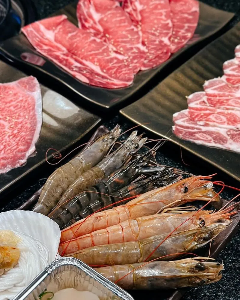 以及天使紅蝦、藍鑽蝦、黑虎蝦、琥珀蝦、粉絲貝、生食干貝等海鮮。
