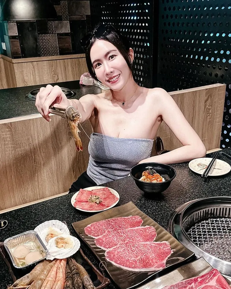 以及天使紅蝦、藍鑽蝦、黑虎蝦、琥珀蝦、粉絲貝、生食干貝等海鮮。