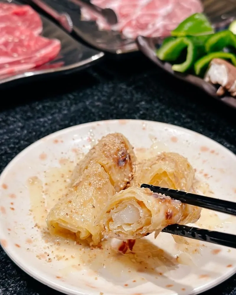 以及天使紅蝦、藍鑽蝦、黑虎蝦、琥珀蝦、粉絲貝、生食干貝等海鮮。