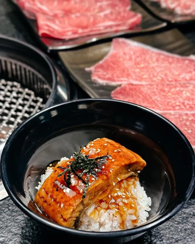 以及天使紅蝦、藍鑽蝦、黑虎蝦、琥珀蝦、粉絲貝、生食干貝等海鮮。