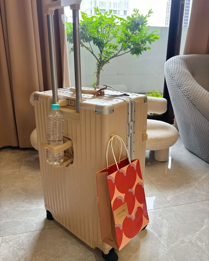 多功能杯架USB充電行李箱