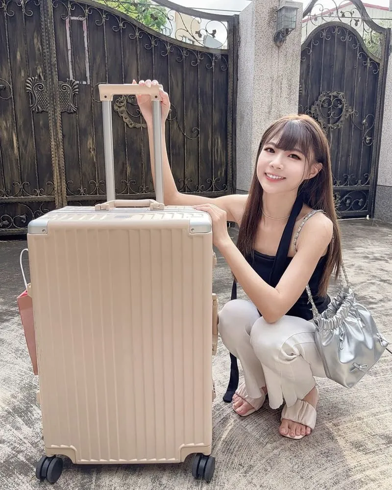多功能杯架USB充電行李箱