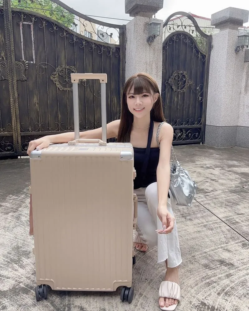 多功能杯架USB充電行李箱