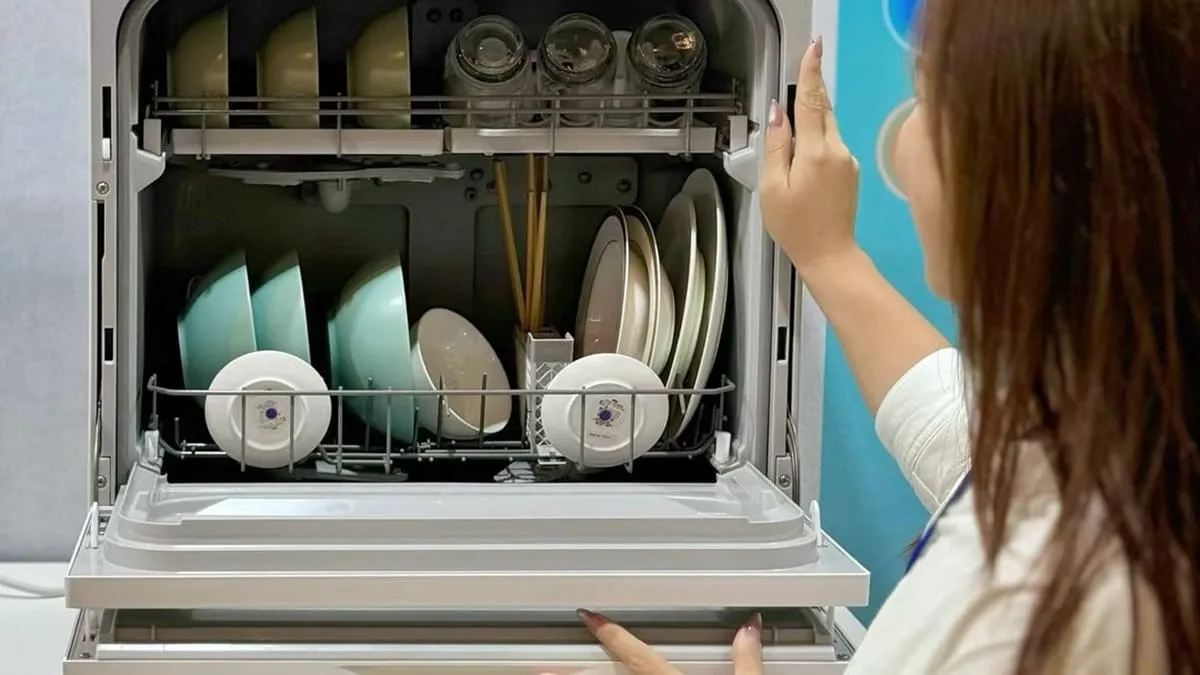 Panasonic推出無邊框冰箱與桌上型洗碗機