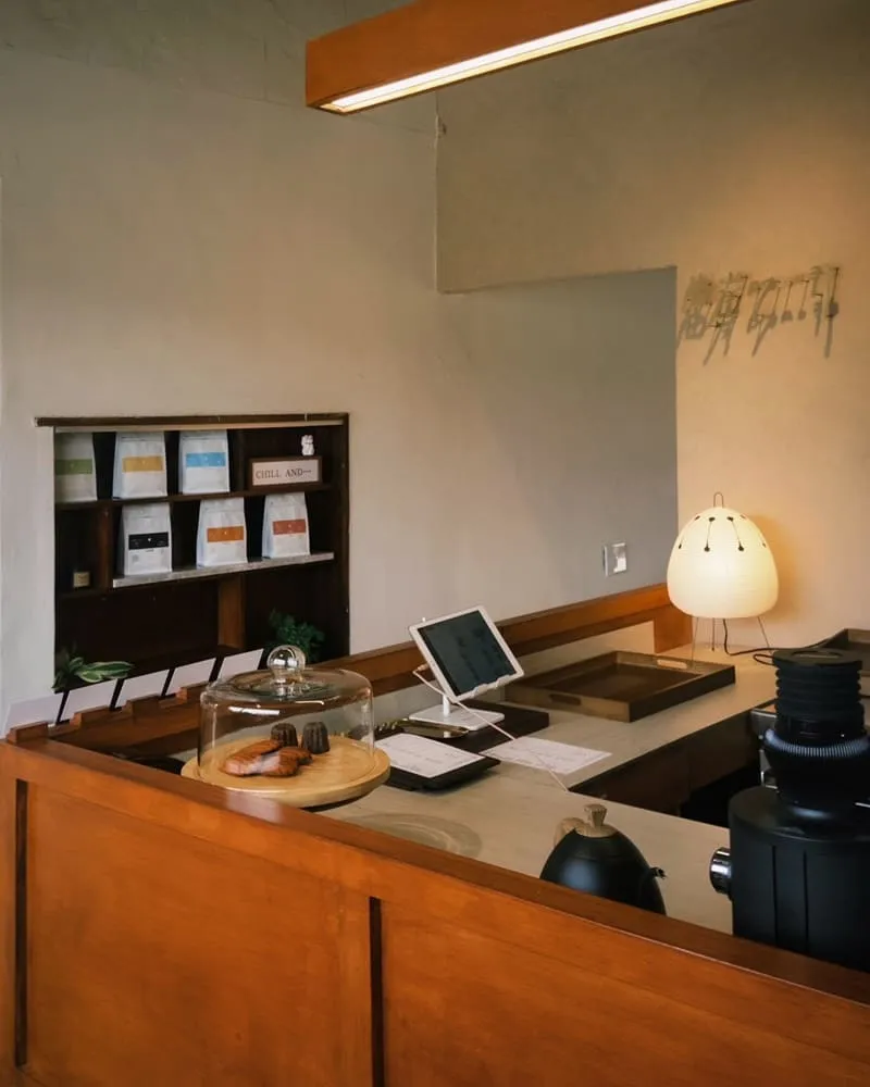 曲岸咖啡 chill and cafe 木質溫馨設計、窗邊陽光灑落的用餐環境