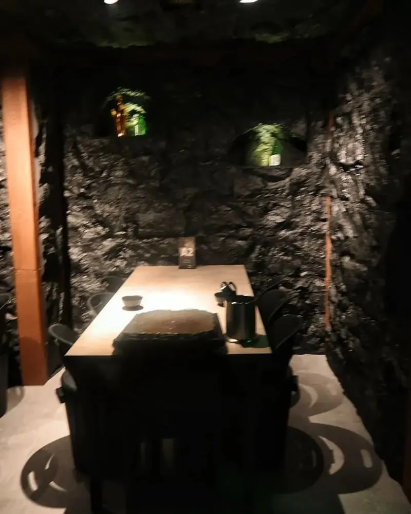 THE JEJU 旺角朗豪坊餐廳入口,玄武岩風設計打造濟州洞穴氛圍