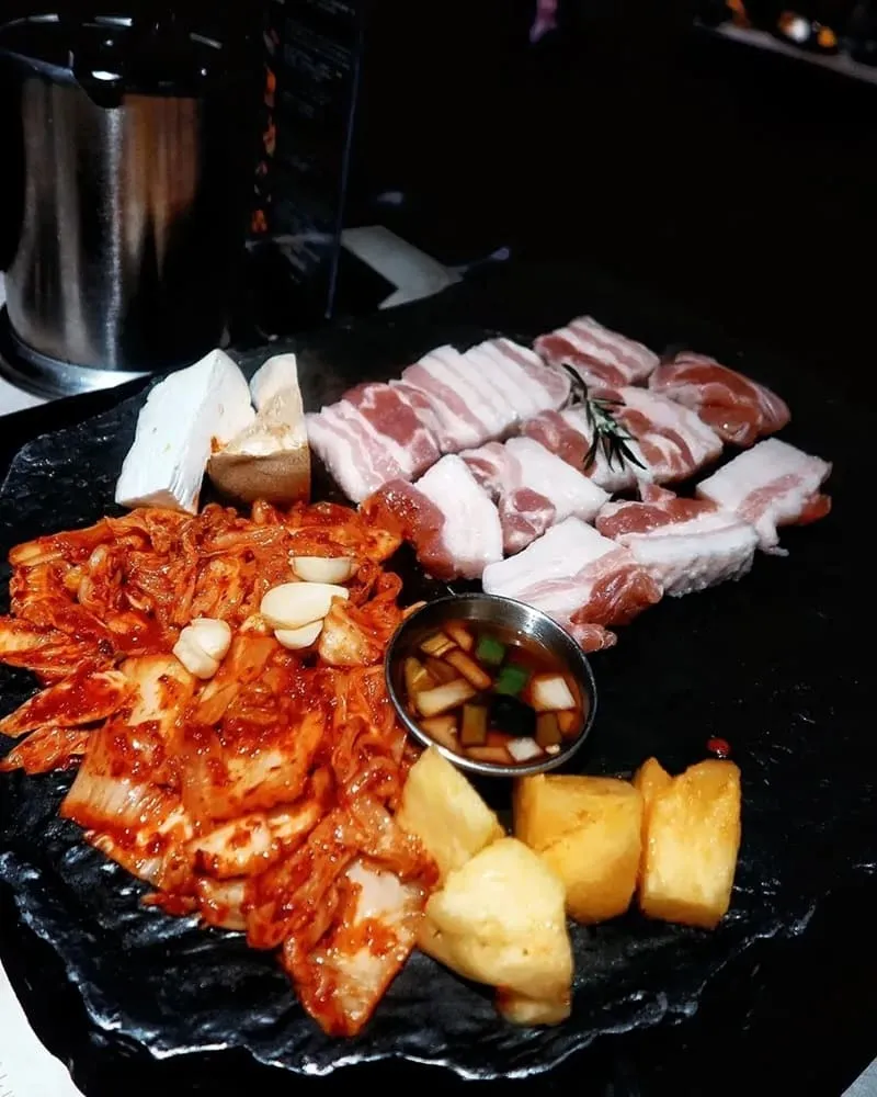 THE JEJU 韓式燒肉五花肉火山石烤盤實拍,低溫熟成黑毛豬金黃酥脆