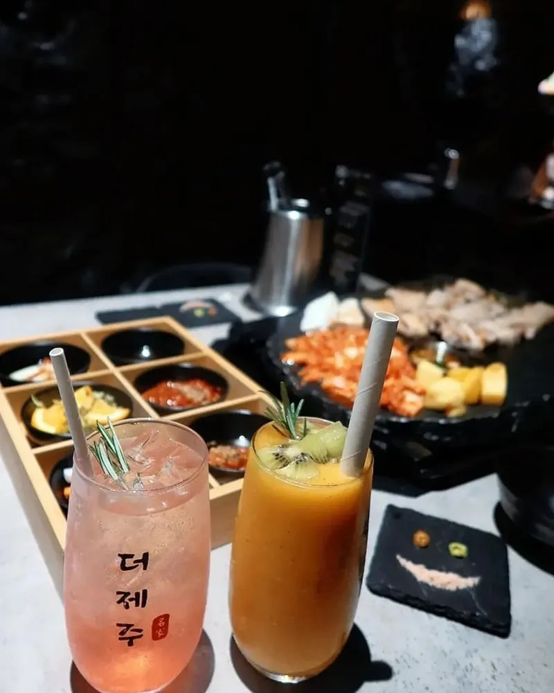 THE JEJU 石板炒飯拉絲起司畫面,米飯香滑濃郁,韓式風味十足