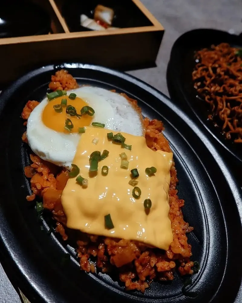THE JEJU 石板炒飯拉絲起司畫面,米飯香滑濃郁,韓式風味十足
