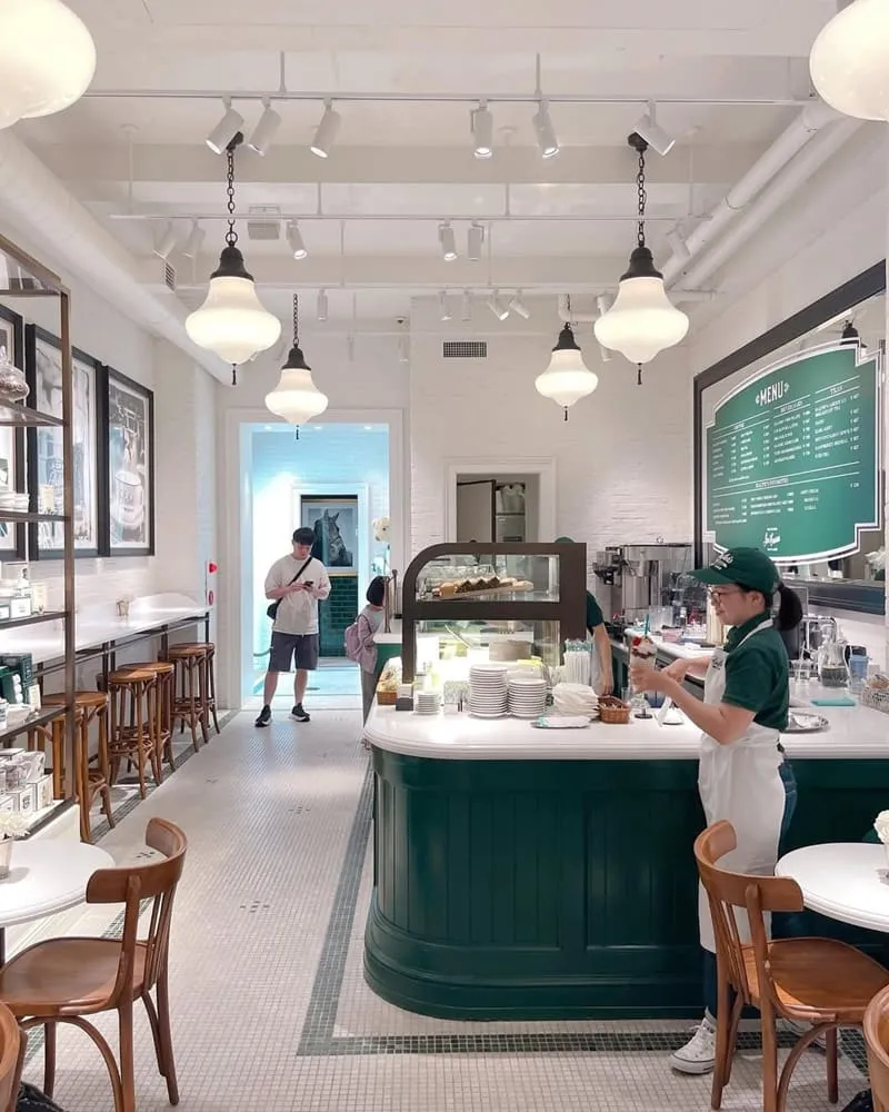 ralphs coffee 店內復古綠色牆面與經典咖啡標誌