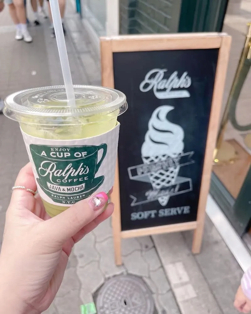 ralphs coffee 抹茶拿鐵與咖啡杯拍照