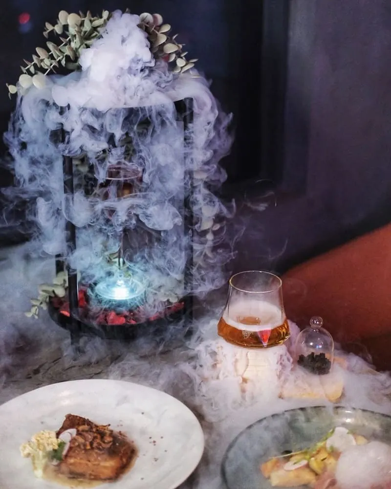 「晨間雨露」漸層調酒,紅酒與金萱烏龍交織微醺層次感