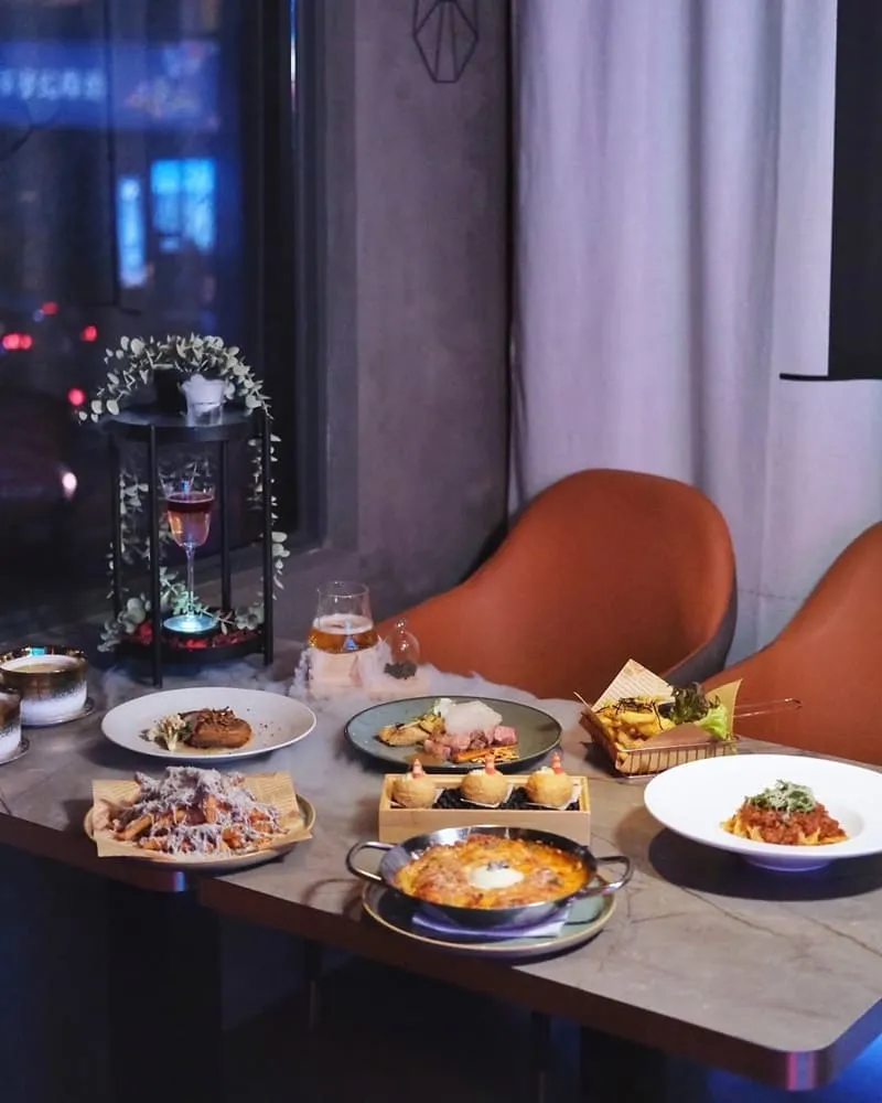 情侶與好友於奔跑小酒館用餐場景,享受質感聚會氛圍
