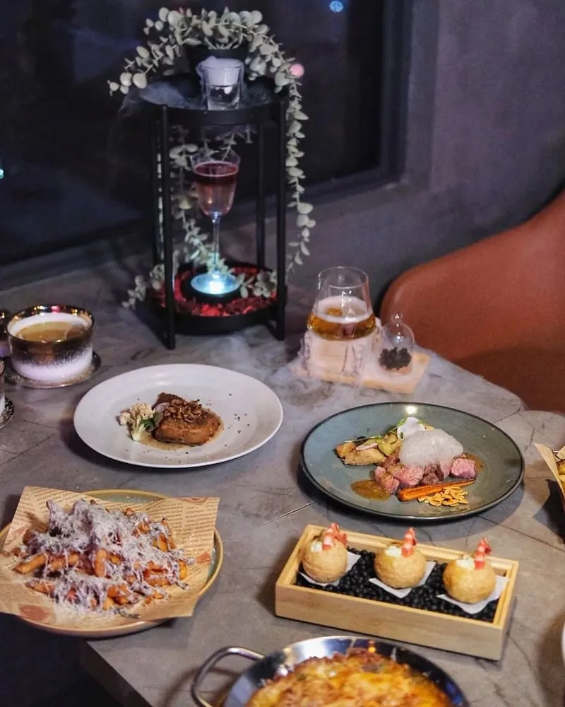 Run Round Bistro 雙人套餐完整餐點擺盤,包含前菜、主食、小點、湯品與甜點