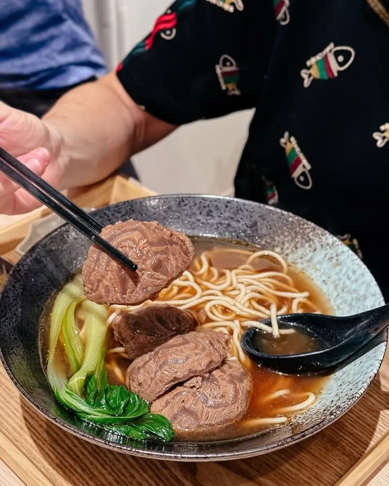 集結牛腱、牛筋與牛肚的犇鼎滿漢牛肉麵