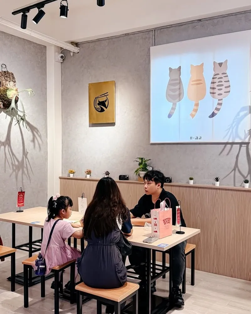 犇鼎軒明亮寬敞的內用空間與木質裝潢設計