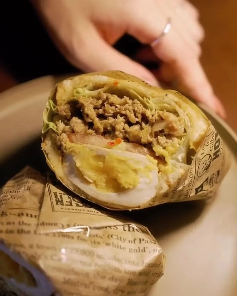 放冗招牌豬肉三明治特寫,外酥內嫩微辣口感